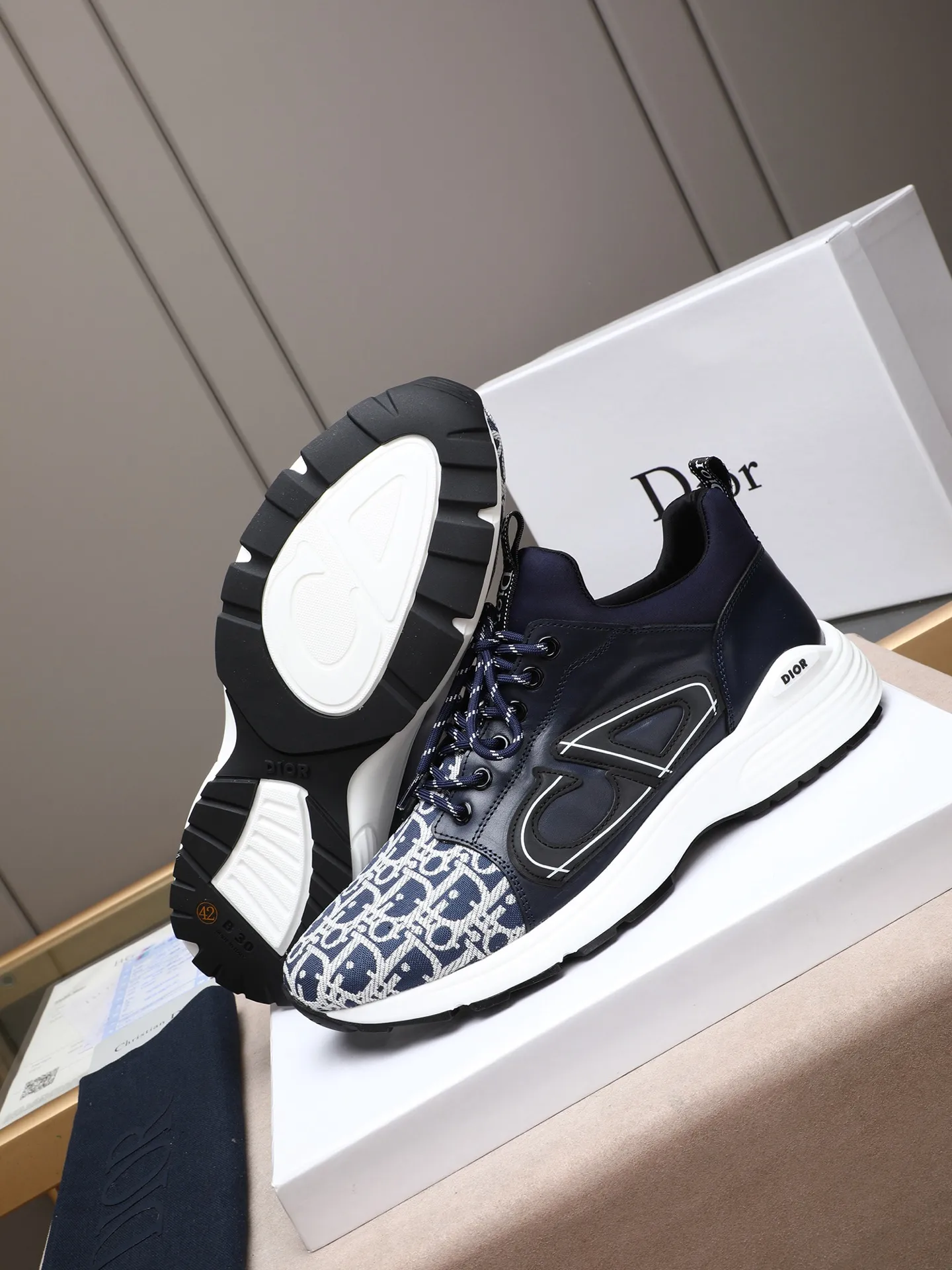 Men's shoes 💰460 💰Dior [Dior] 😘😘High-end series of casual men's shoes, simple and elegant👍👍👍The upper is made of first-layer genuine leather spliced ​​with Dior's special material [sun][sun]; imported first-layer sheepskin lining; special outsole, wear-resistant, lightweight, the overall design is harmonious and unified without lacking personality 👣🌟✨You deserve it! 5 colors😍Sizes 38~44. (45 custom-made) The picture above is a big seller🔥🔥🔥